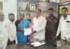 రాష్ట్ర ఎస్సీ, ఎస్టీ కమిషన్ చైర్మన్‌ను కలిసిన బాధితులు