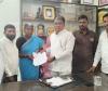 రాష్ట్ర ఎస్సీ, ఎస్టీ కమిషన్ చైర్మన్‌ను కలిసిన బాధితులు
