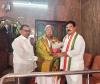 తెలంగాణ ప్రభుత్వ బీసీ సలహాదారులు వి.హెచ్. హనుమంతరావును కలిసిన అగ్రో ఇండస్ట్రీస్ ఛైర్మన్ కాసుల బాల్‌రాజ్