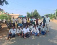 ఇసుక లారీలు నిలిపివేయాలని సీతారాంపురం లో ఆందోళన 