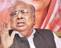 ర్యాలీ మధ్యలో వి. హనుమంతరావు అకస్మాత్తుగా కిందపడి కలకలం
