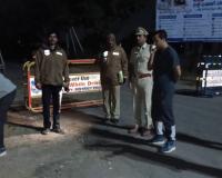 పోలీస్ సిబ్బందికి రాత్రి వేడి టీ, నీళ్లు అందించిన జిల్లా ఎస్పీ