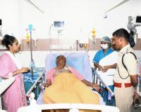 రోడ్డు ప్రమాదంలో గాయపడిన కానిస్టేబుల్‌కు సీపీ  పరామర్శ