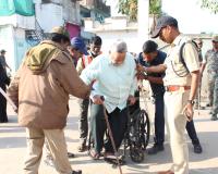 వయసు భారమైన వేళ.. వృద్ధుడికి అండగా నిలిచిన పోలీస్ బాస్