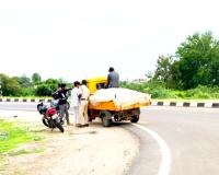 అక్రమ ఇసుక ఆటో పట్టుబడి... వదిలేశారా?