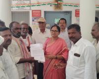 యూరియా ఇప్పించాలని ఆర్‌డీవోకు రైతుల వినతి