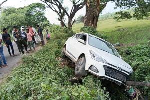 సారపాక–బూర్గంపాడు హైవేపై కారు బోల్తా
