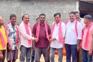 అధికార పార్టీ నుండి బి ఆర్ ఎస్ లోకి భారీగా వలసలు 