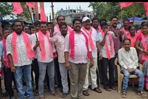 రైతులకు యూరియా అందించాలని బిఆర్ఎస్ పార్టీ ఆధ్వర్యంలో భారీ రాస్తారోకో