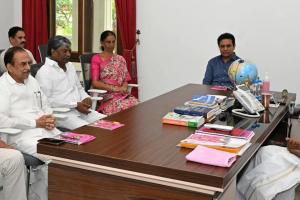 ఎర్రవల్లి లో కేటీఆర్, సీనియర్ నేతలతో కేసీఆర్ కీలక భేటీ
