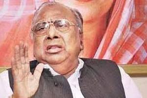 ర్యాలీ మధ్యలో వి. హనుమంతరావు అకస్మాత్తుగా కిందపడి కలకలం