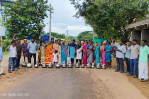 వాజేడు లో తాగునీటి కోసం బిందెలతో ధర్నా