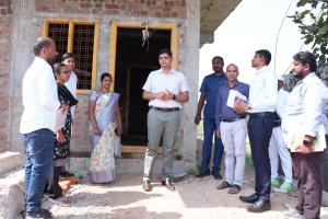 శాబ్దీపూర్‌లో ఇందిరమ్మ ఇళ్ల పథకం పురోగతిని పరిశీలించిన కలెక్టర్ ఆశిష్ సాంగ్వాన్