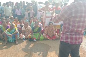 పురుగుల మందుతో రోడ్డు పై బైఠాయించిన రైతులు