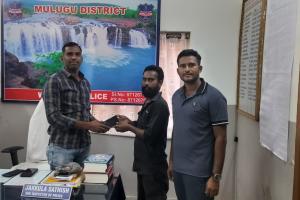 ఆధునిక సాంకేతికతతో పోయిన ఫోన్‌ను గుర్తించిన వాజేడు పోలీసులు ‌