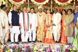 మంత్రి పొన్నం ప్రభాకర్ మేనల్లుడు వివాహానికి ప్రముఖుల హాజరు