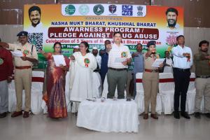 విద్యార్థులు మత్తు పానీయాలకు దూరంగా ఉండాలి 