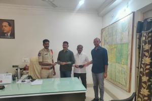 మొబైల్స్  అప్పగించిన పోలీసులు  