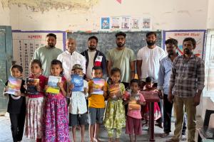 కారేపల్లి పాఠశాల విద్యార్థులకు విద్యా సామాగ్రి పంపిణీ