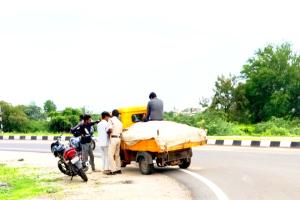 అక్రమ ఇసుక ఆటో పట్టుబడి... వదిలేశారా?