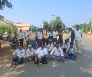 ఇసుక లారీలు నిలిపివేయాలని సీతారాంపురం లో ఆందోళన 