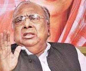 ర్యాలీ మధ్యలో వి. హనుమంతరావు అకస్మాత్తుగా కిందపడి కలకలం