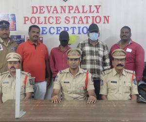 పోలీసుల పేరుతో బెదిరింపులు - ముగ్గురు నిందితుల్లో ఇద్దరు అరెస్ట్ — ఎస్పీ హెచ్చరిక