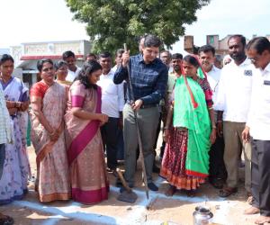ఇందిరమ్మ ఇంటి నిర్మాణానికి భూమిపూజ చేసిన జిల్లా కలెక్టర్ ఆశిష్ సాంగ్వాన్