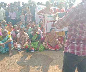 పురుగుల మందుతో రోడ్డు పై బైఠాయించిన రైతులు