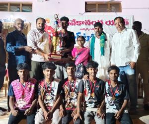 విజేతలకు ట్రోఫీలు అందజేసిన మియ్యాపురం శశికాంత్