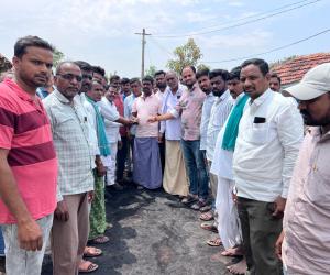 ఇల్లు కాలిన బాధితునికి ఆర్థిక సహాయం అందించిన బీర్కూర్ మండల నాయకులు