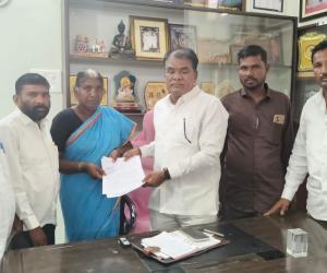 రాష్ట్ర ఎస్సీ, ఎస్టీ కమిషన్ చైర్మన్‌ను కలిసిన బాధితులు
