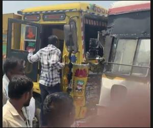 వర్ని జాకోరా క్రాస్ వద్ద ఘోర రోడ్డు ప్రమాదం బస్సు-టిప్పర్ ఢీ, 25 మందికి గాయాలు
