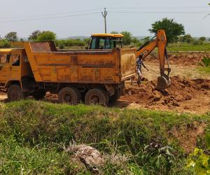 రెవెన్యూ, పోలీస్ మా చేతుల్లోనే ఉన్నారు.. ఏం చేసుకుంటారో చేసుకోండి అంటూ మొరం మాఫియా దౌర్జన్యం..!