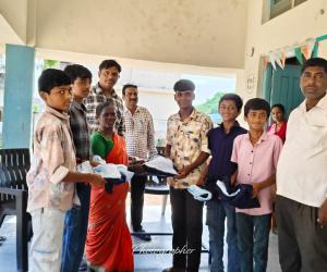 విద్యార్థులకు షూస్, యూనిఫామ్స్ పంపిణీ